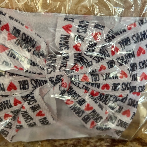 Beautiful 😍 🆕🎉🎉🎉
Momma's Girl Newborn, Baby, & Toddler Girl Bow on Headwrap - Picture 3 of 5